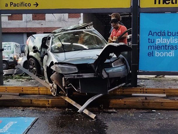 Impresionante choque de una camioneta contra el Metrobus de Juan B. Justo