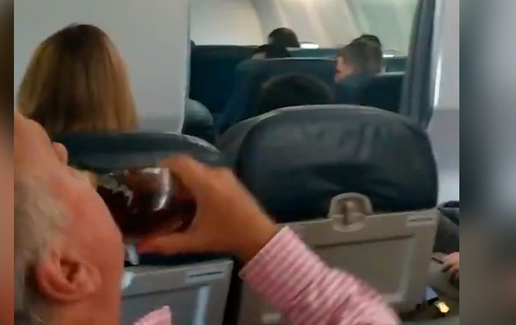Héroe del whisky: mientras todos rezaban por una supuesta falla en el avión, él liquidaba una botella de scotch