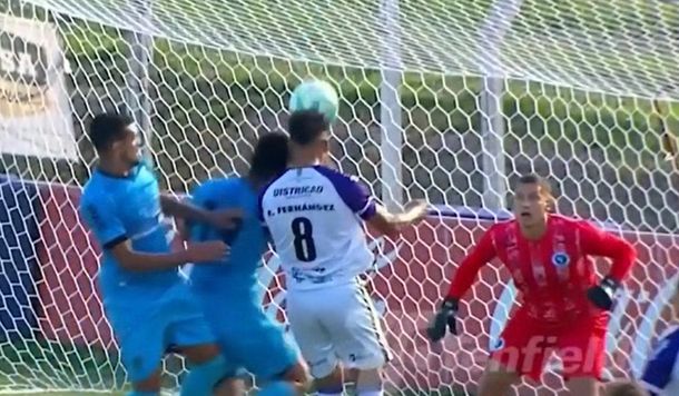Fútbol uruguayo: un jugador sufrió una escalofriante lesión