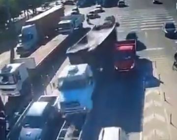 VIDEO: Un camión aplastó a un auto en un peaje de la Panamericana