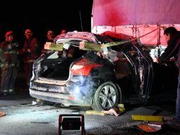 Se incrustó con el auto debajo de un camión y se salvó