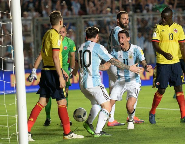 Di María festeja con Messi el tercer gol