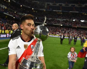 El Pity Martínez besa la Copa Libertadores