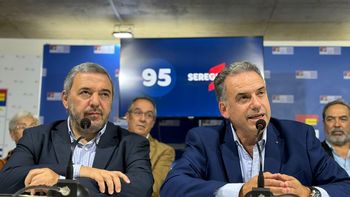 Tras el apoyo de Mario Bergara, Yamandú Orsi saca una buena ventaja sobre Carolina Cosse a poco más de un mes de las internas. Tras el apoyo de Mario Bergara, Yamandú Orsi saca una buena ventaja sobre Carolina Cosse a poco más de un mes de las internas.