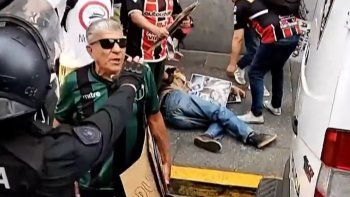 la policia de bullrich le fracturo un brazo a un jubilado: esta internado y lo tienen que operar la policia de bullrich le fracturo un brazo a un jubilado: esta internado y lo tienen que operar