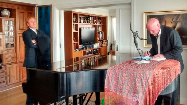 Periodistas apoyan a Victor Hugo tras el ataque de Clarín