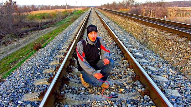 Uno de los youtubers del canal kreosan carga su móvil en las vías del tren