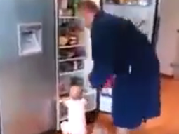 mira a dos bebes locos por entrar en la heladera mira a dos bebes locos por entrar en la heladera