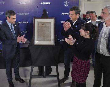 Massa participó de la presentación de la copia del acta de la Independencia