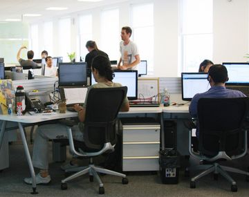 ¿Qué debe hacer un nuevo empleado en su primer día de trabajo?