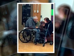 la foto mas triste: se tuvieron que separar porque no los reciben en el mismo hogar de ancianos la foto mas triste: se tuvieron que separar porque no los reciben en el mismo hogar de ancianos