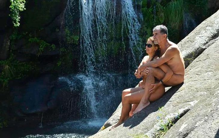 La historia de Miguel y Nora: pareja de nudistas enseña a disfrutar de pasear sin ropas por su campo