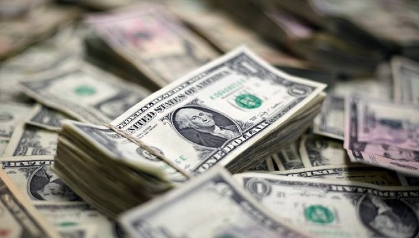 El dólar retrocedió y tocó mínimos de cuatro semanas frente al yen.