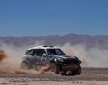 El francés Peterhansel ganó en los autos y acecha la punta