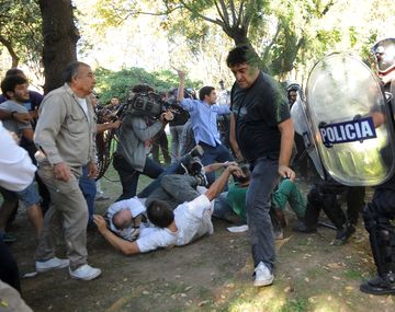 Represión en el Hospital Borda: 40 heridos
