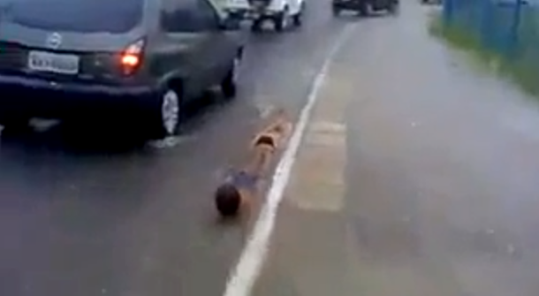 VIDEO: Nenes usan las calles inundadas para divertirse
