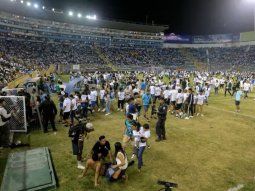 El Salvador: estampida en un cancha de fútbol deja varios muertos