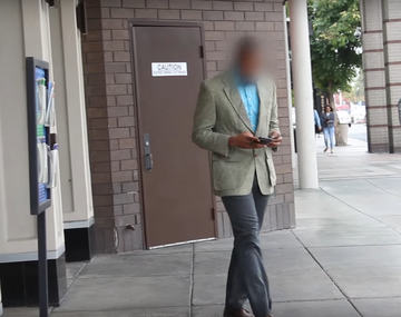 A un ciego se le cae plata en los barrios