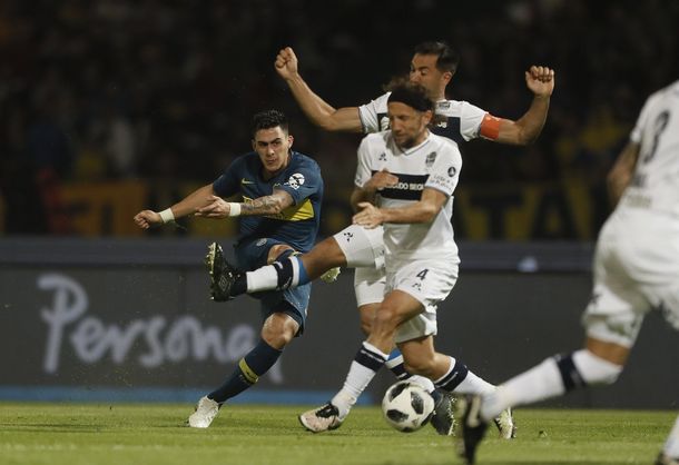 Cristian Pavón patea ante la marca de Facundo Oreja