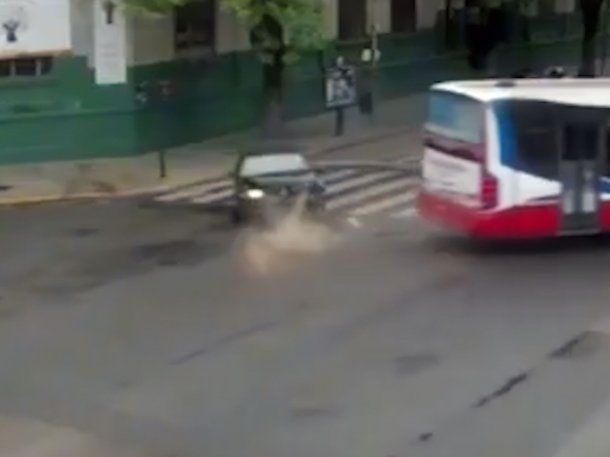 Así fue el impresionante choque de un auto con un colectivo en Colegiales