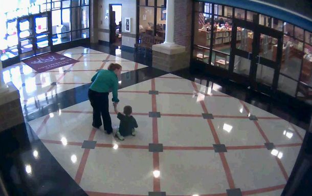 Muestran video de una maestra que arrastra a un nene de 6 años por el piso