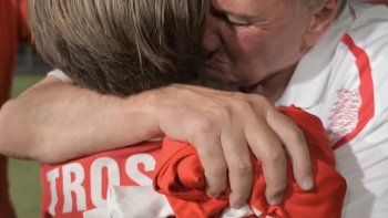 el emotivo regalo para trossero en el homenaje que conmovio a todo independiente el emotivo regalo para trossero en el homenaje que conmovio a todo independiente