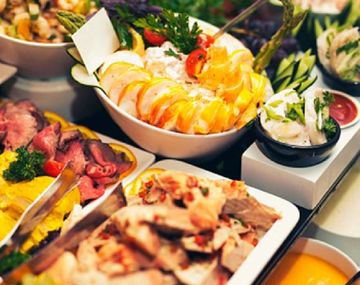 Tenedor libre multó a cuatro jóvenes por abusarse con la comida