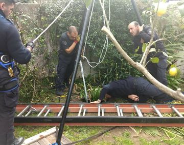 Bomberos de La Plata salvaron a una mujer que estuvo 15 horas atrapada en un pozo