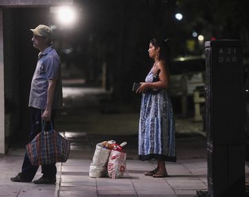 Por el aislamiento social hay largas colas en los comercios de venta de alimentos