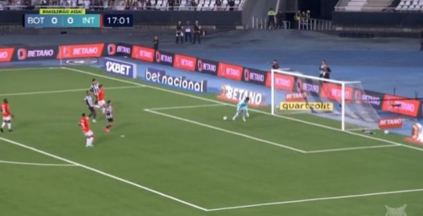 El insólito blooper del arquero de Botafogo en la victoria ante Inter