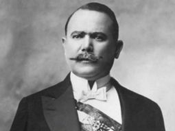 El general Álvaro Obregón Salido, muere asesinado en 1928, durante un banquete en su honor. El general Álvaro Obregón Salido, muere asesinado en 1928, durante un banquete en su honor.