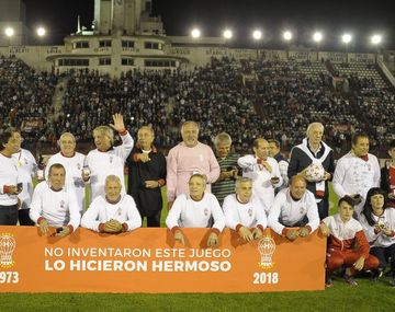 Los campeones del 73 fueron recordados antes del partido