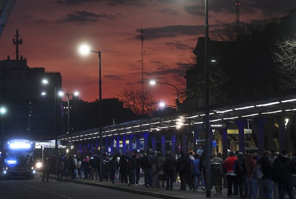 Largas filas de pasajeros que esperan colectivos ante falta de servicio de la l&iacute;nea de tren Sarmiento