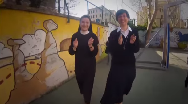 El Vaticano muestra su alegría por las canonizaciones con una versión de Happy