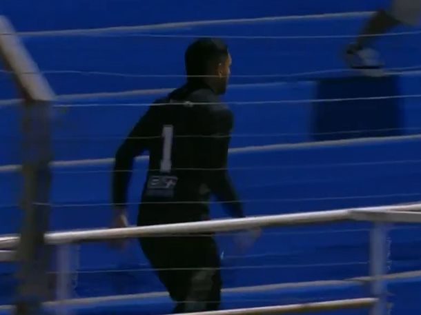 Escándalo en Uruguay: un arquero fue expulsado y terminó a las piñas en la tribuna