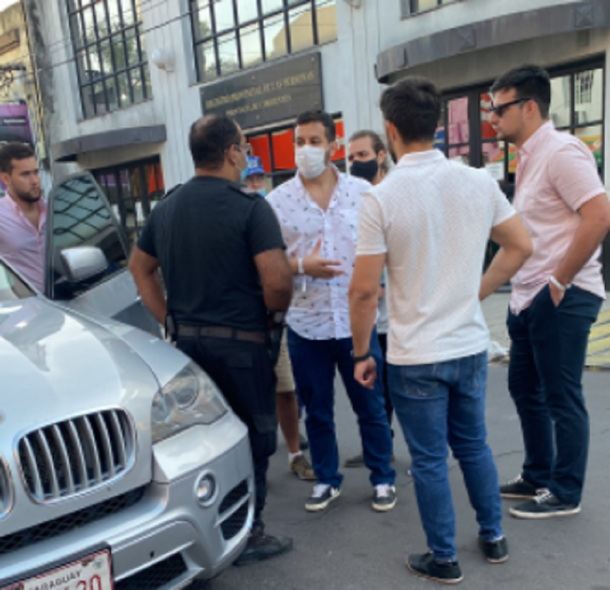 Cayeron borrachos de una camioneta, vecinos alertaron al 911 pero nunca llegó: escondieron al herido en una cochera