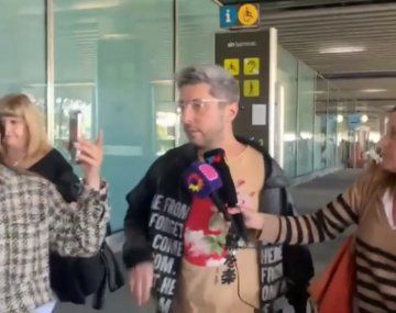 Jey Mammón llegó a Madrid y lo esperaban periodistas en el aeropuerto