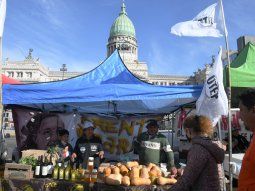 Realizaron una feria popular frente al Congreso por tierra, techo y trabajo