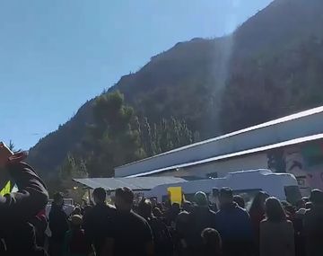 Incidentes en Chubut: un grupo antiminería tiró piedras a la combi en la que viajaba el Presidente