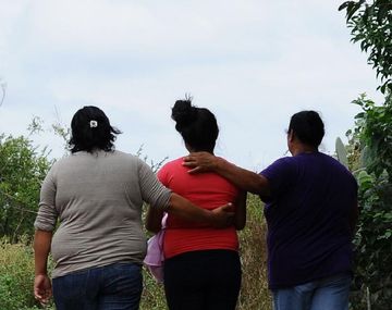 La nena junto a su beba, su madre y su abuela. Gentileza: La Gaceta