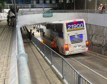 Choque en Banfield: un micro con hinchas de Chaco For Ever quedó incrustado bajo un puente