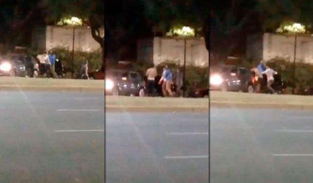 Compartían el auto, se bajaron en plena Avenida Libertador y terminaron a las piñas
