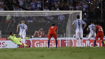 Messi disparó a la izquierda de su ex compañero Claudio Bravo Messi disparó a la izquierda de su ex compañero Claudio Bravo