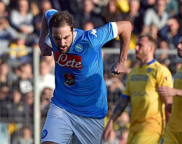 Higuaín sigue intratable y anotó dos goles para que Nápoli sea puntero