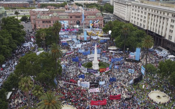 Democracia para siempre: las fotos del acto en Plaza de Mayo