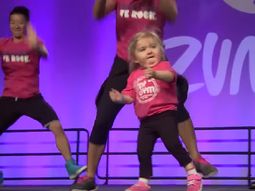 tiene 5 anos, una particular enfermedad y es furor bailando zumba tiene 5 anos, una particular enfermedad y es furor bailando zumba