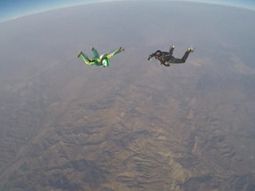 un hombre se tiro desde mas de 7 mil metros de altura sin paracaidas un hombre se tiro desde mas de 7 mil metros de altura sin paracaidas