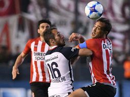 Bellluschi y Desábato pelean por la pelota ante la mirada del Chapu Braña Bellluschi y Desábato pelean por la pelota ante la mirada del Chapu Braña