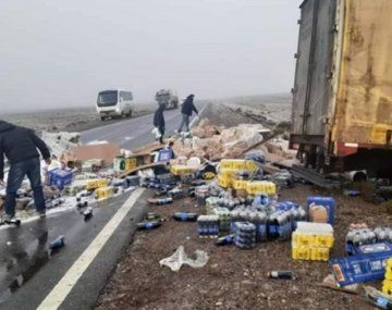 Un camión volcó sobre la ruta y lo saquearon