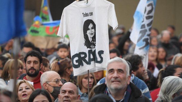 Novena jornada de vigilia frente a la casa de Cristina Kirchner
